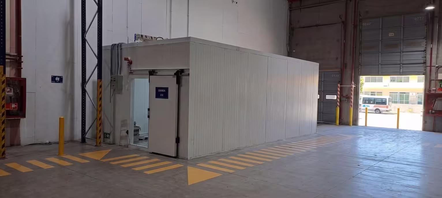 Interior de cámara de refrigeración industrial